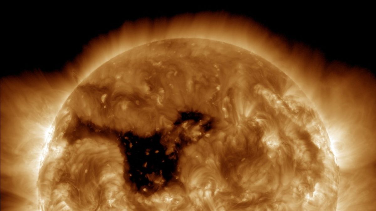 巨大的500,000英里的“孔”在太阳的大气中瞄准了地球上的极光太阳风（照片）