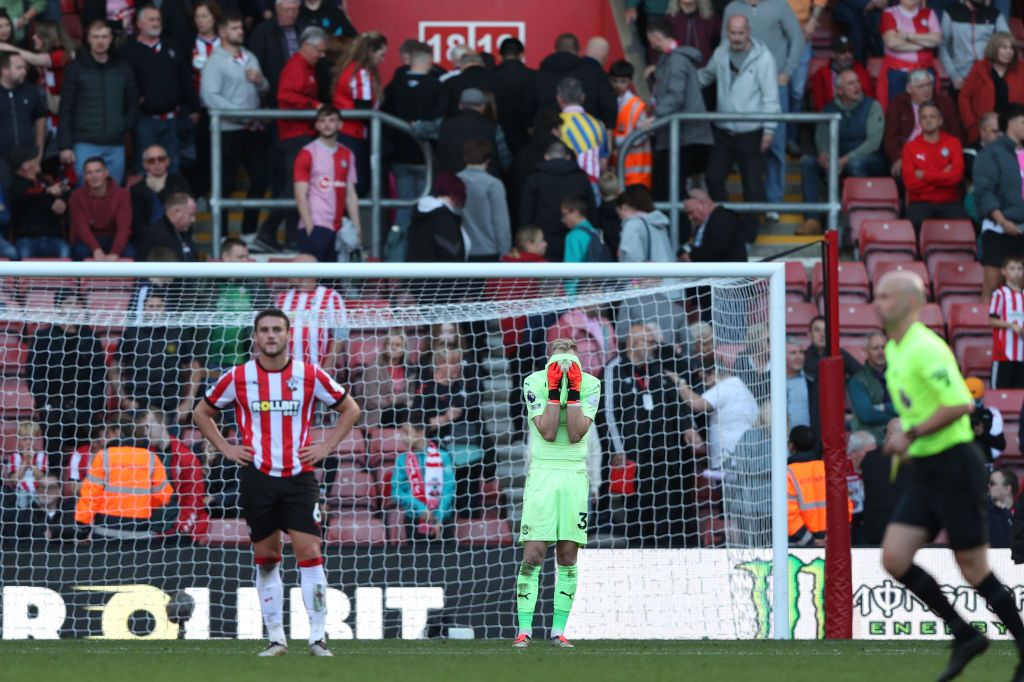 SOUTHAMPTON, ENGLAND - OCTOBER 19: Southampton goalkeeper Aaron Ramsdale reacts after conceding the late winning goal during the Premier League match between Southampton FC and Leicester City FC at St Mary&#039;s Stadium on October 19, 2024 in Southampton, England. (Photo by Mark Leech/Offside/Offside via Getty Images)