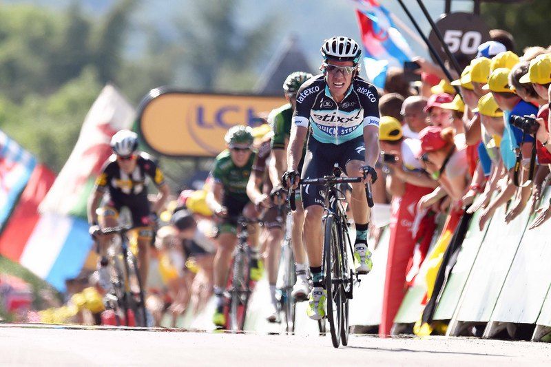 Rigoberto Uran crosses the line