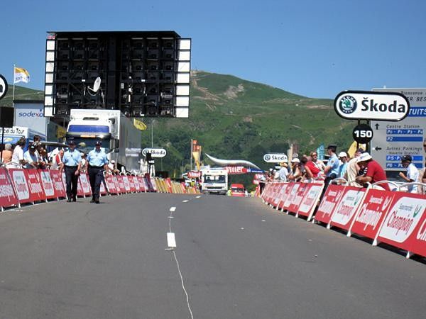 Gendarmes keep an eye on the final 200 metres.