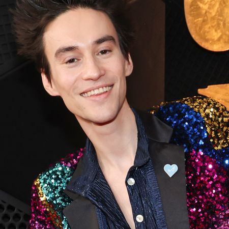 Jacob Collier wearing a blue heart pin for the 2025 grammys