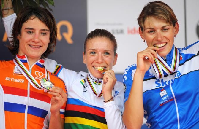 The 2009 women's World Championships podium of Marianne Vos (Netherlands), Tatiana Guderzo (Italy) and Noemi Cantele (Italy)