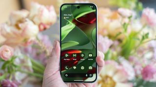 L'écran du Google Pixel 9 avec un fond d'écran vert