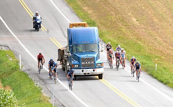 The peloton successfully navigates around