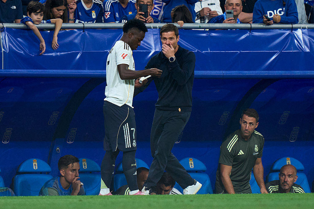 Xabi Alonso head coach and Vinicius Junior of Real Madrid CF talk during the LaLiga EA Sports match between Real Oviedo and Real Madrid CF at Carlos Tartiere on August 24, 2025 in Oviedo, Spain.