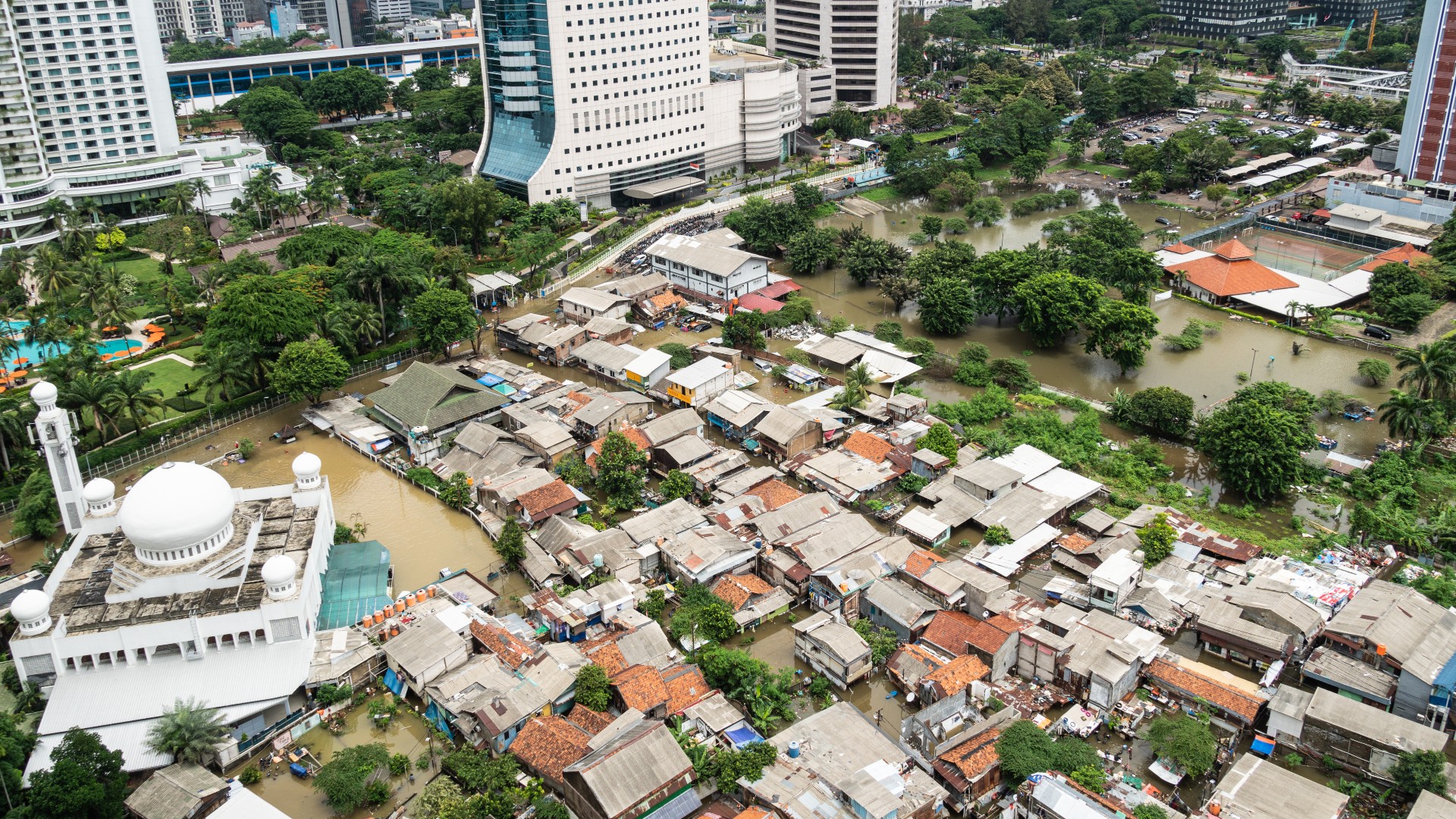 Una calle inundada en una zona residencial pobre en el corazón de la ciudad de Yakarta en Indonesia.  Sueño asiático a través de Getty Images
