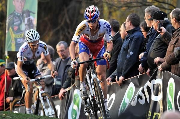 Zdenek Stybar (Telenet Fidea) puts the pressure on Albert.