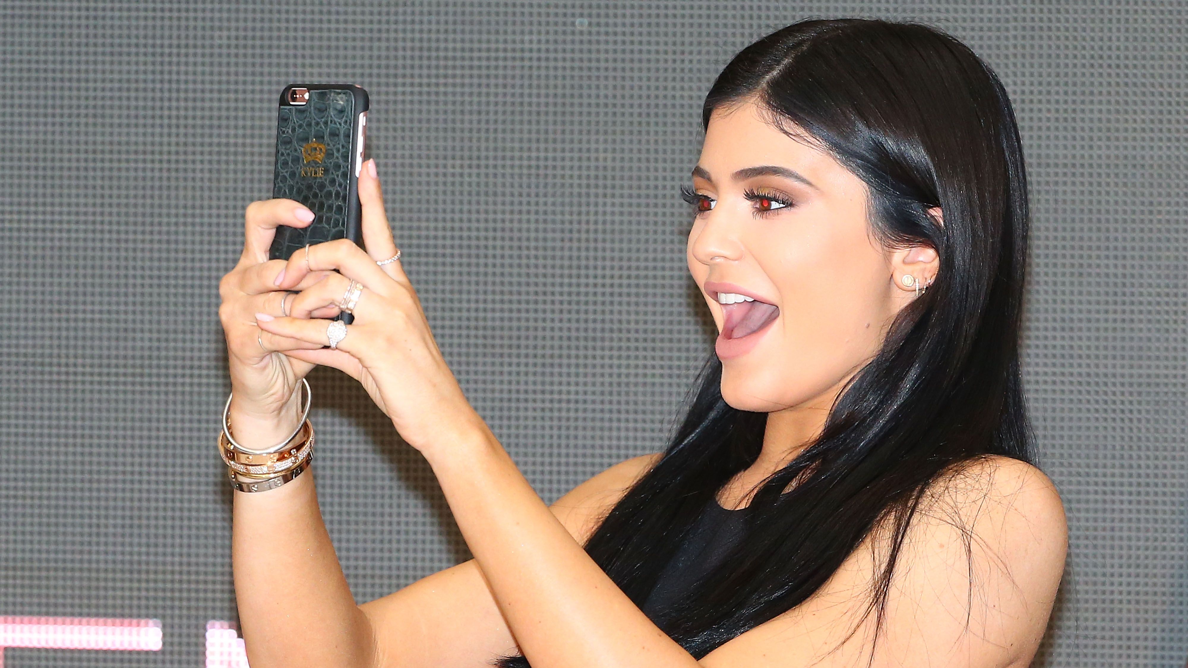 Hair, Beauty, Black hair, Arm, Long hair, Photography, Muscle, Selfie, Electronic device, Brown hair,