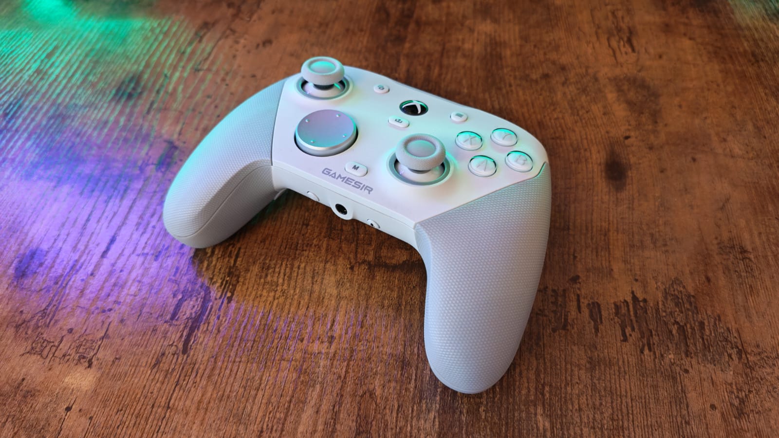 The GameSir G7 Pro lying on a gaming desk