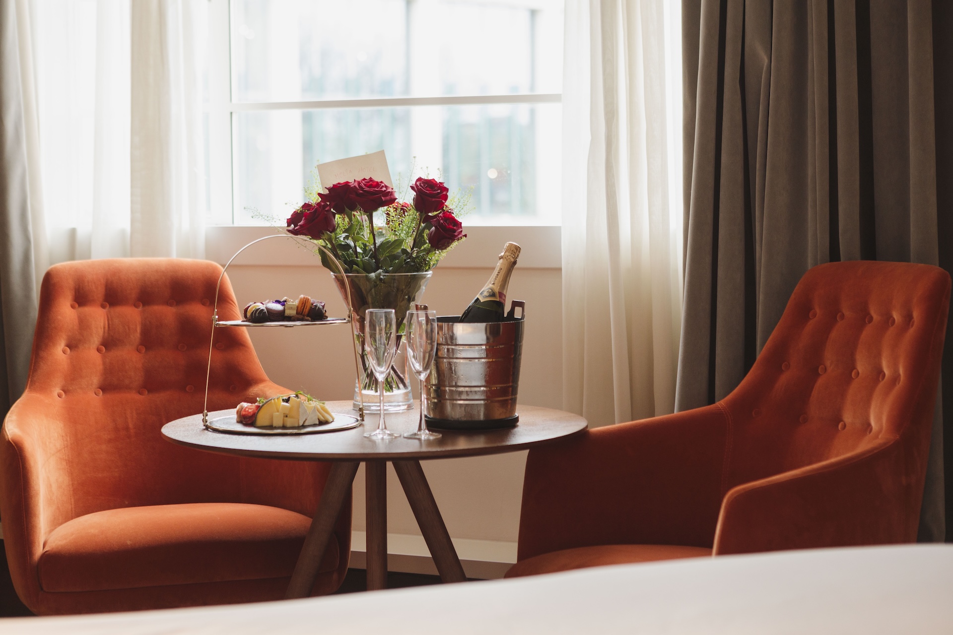 Meli&amp;aacute; White House, rose on a table