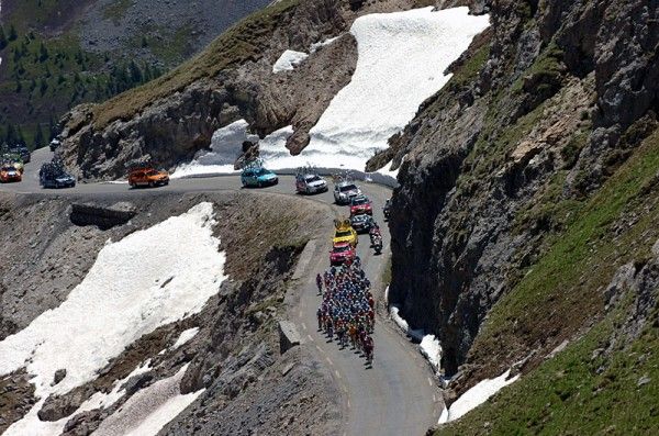 The peloton tackles a climb during the Dauphin&eacute; Lib&eacute;r&eacute;'s queen stage.
