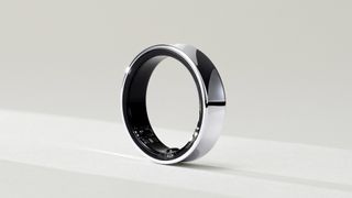 Samsung Galaxy Ring -prototyyppi vaalealla taustalla