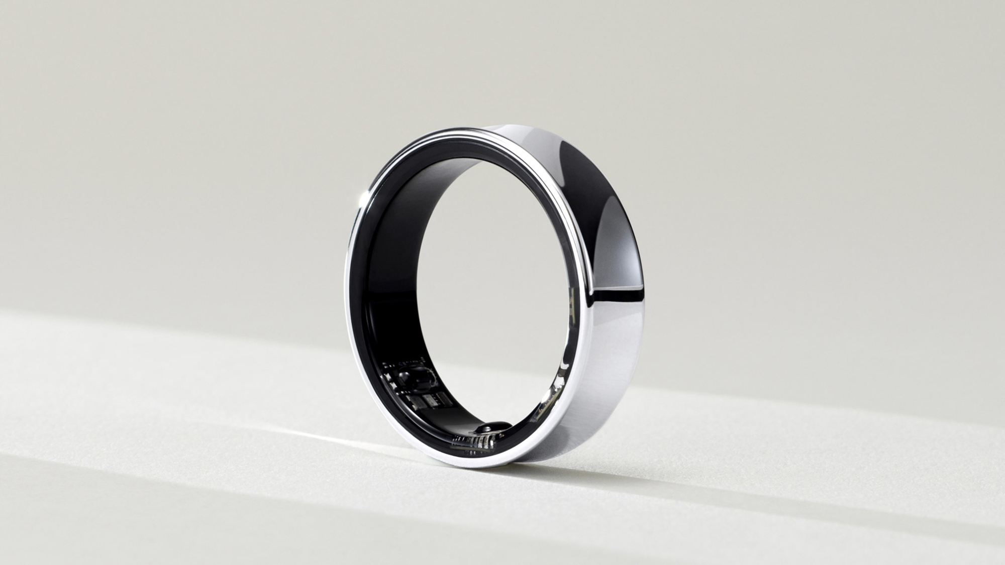 Samsung Galaxy Ring -älysormuksen prototyyppi vaalealla taustalla