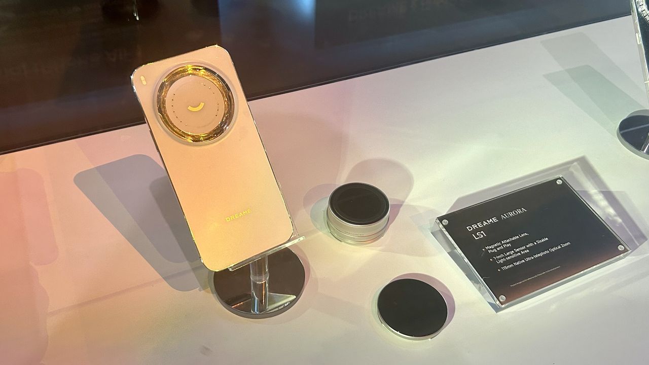 Dreame Aurora Lux on display