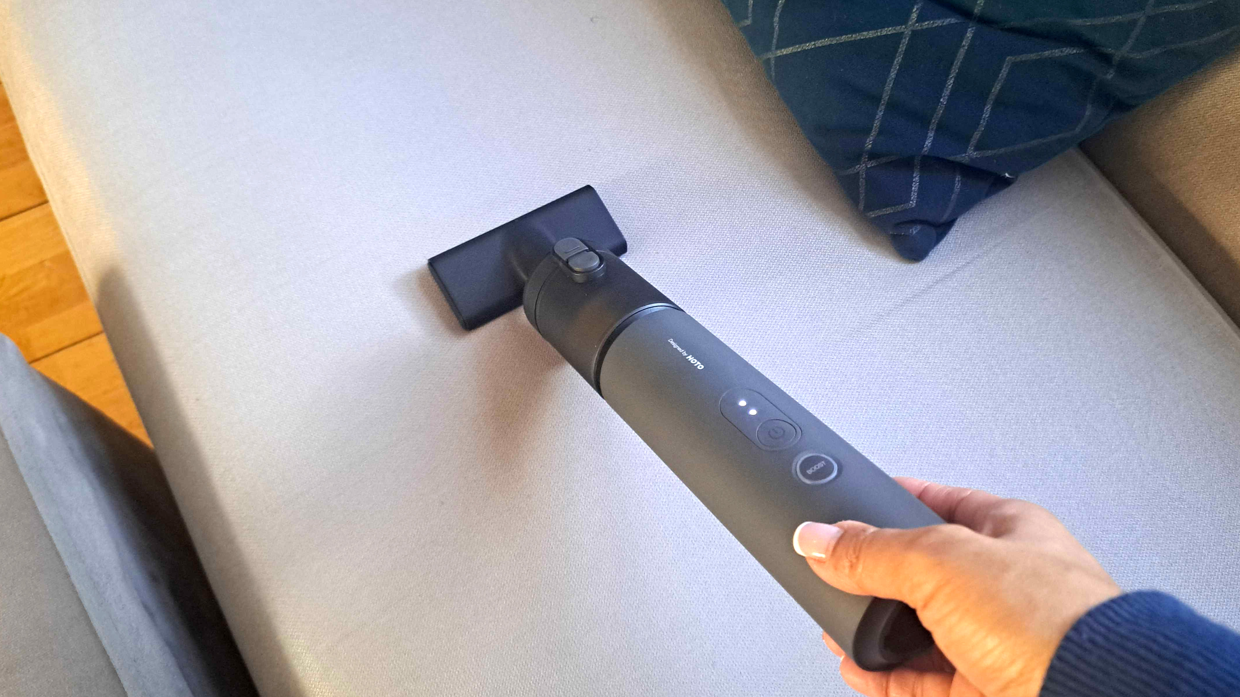 HOTO mini vacuum cleaning the sofa