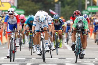 Peter Sagan throws his bike for the line ahead of Alexander Kristoff