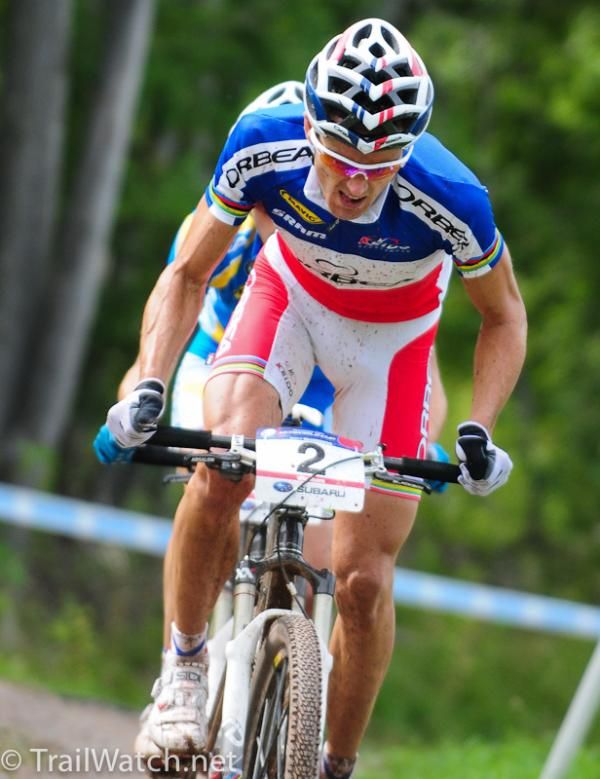 Julien Absalon (Orbea) trying to bridge back to the leaders after suffering a flat tire