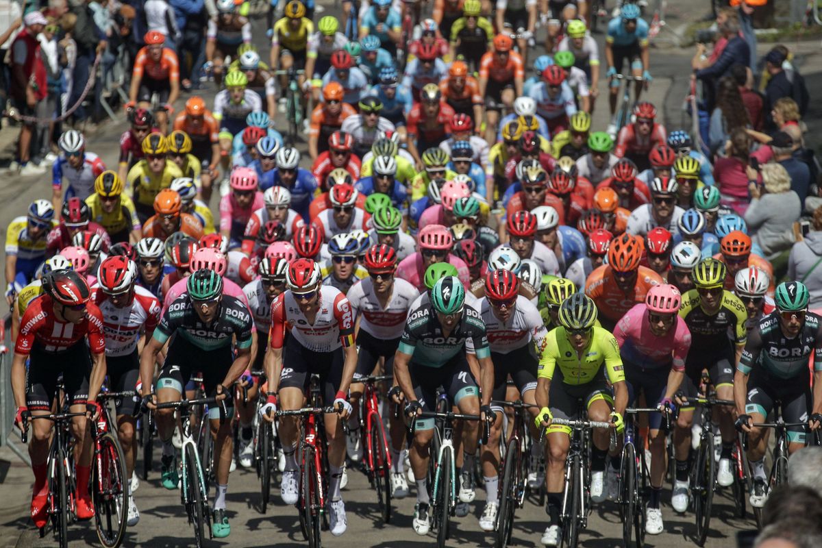 The peloton during stage 4 of the BinckBank Tour