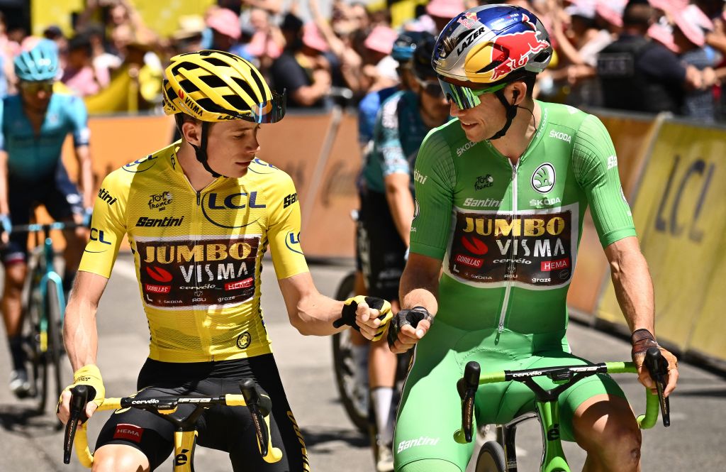 Jonas Vingegaard and Wout van Art at the start of stage 15 of theTour de France