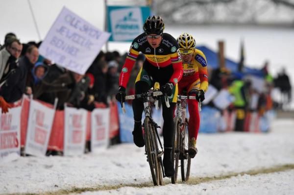 Sven Nys (Lanbouwcredit-Colnago) leads along the snow-dusted course