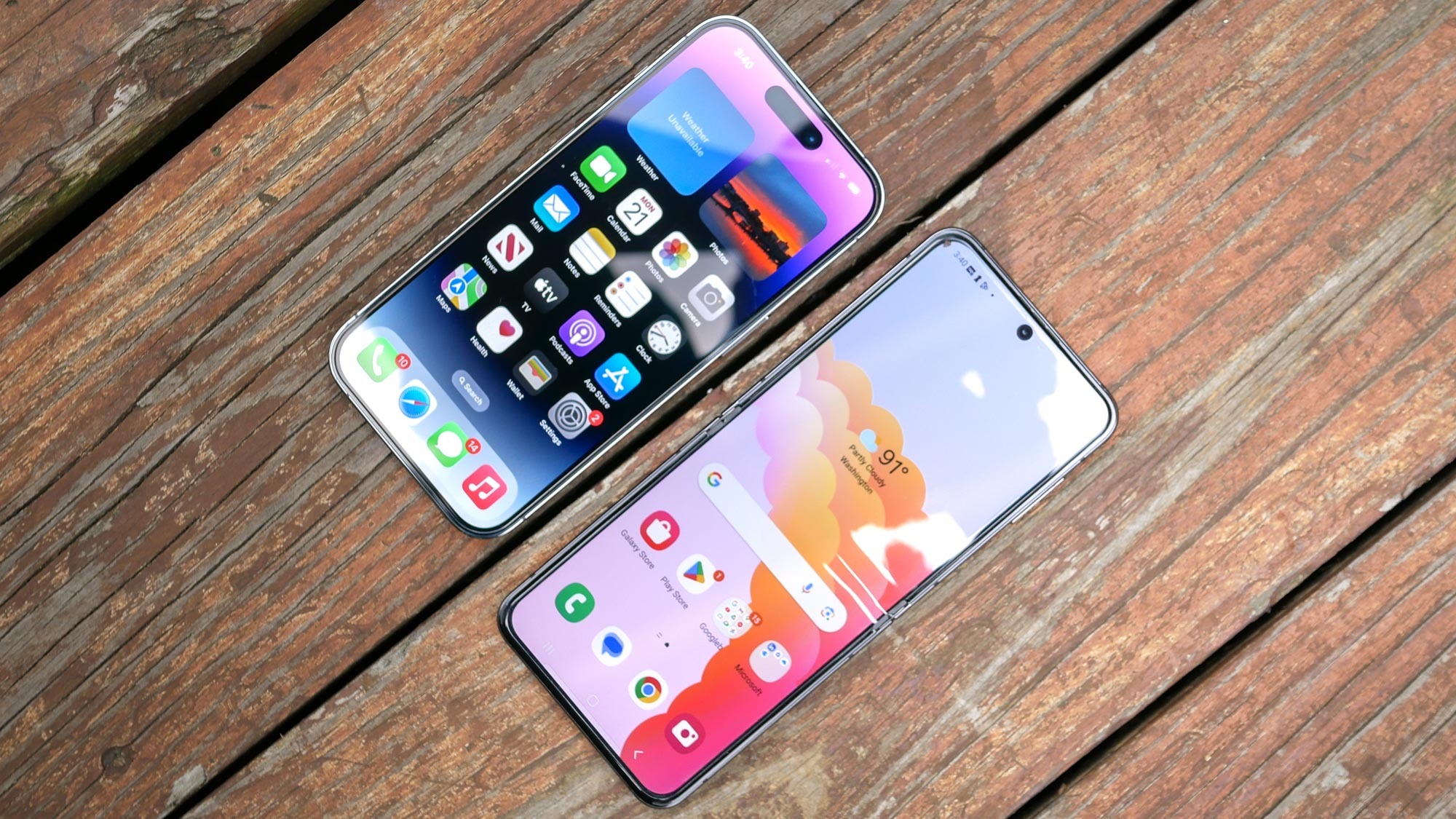 Side-by-side comparison of Apple iPhone 14 Pro Max and Samsung Galaxy Z Flip 5.