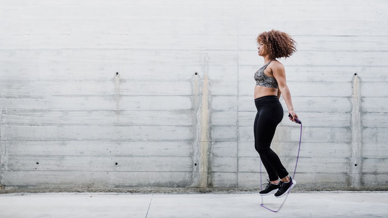 Women skips on the spot with a skipping rope