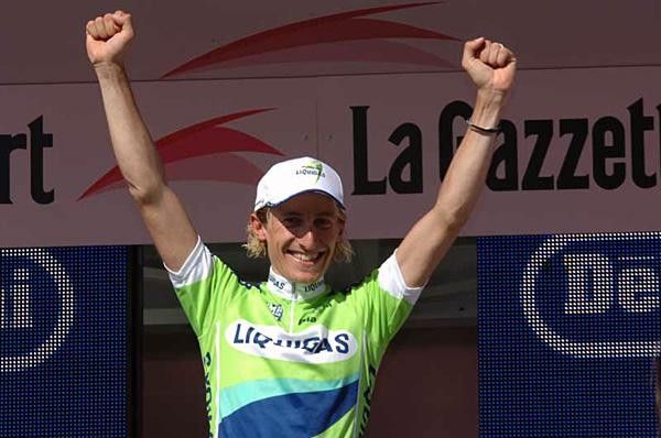 Franco Pellizotti (Liquigas) salutes from the podium