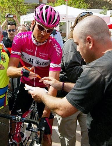 Jan Ullrich (T-Mobile) signs an autograph before the start in Pallej&agrave;.