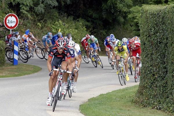 The peloton responds to the surge of Drujon and Elijzen.