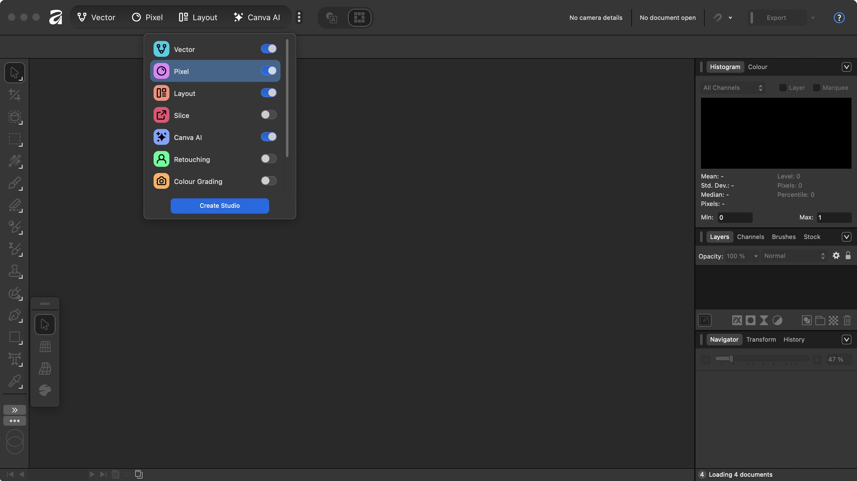استخدام Affinity by Canva أثناء مراجعتنا، مع عرض أدوات التصميم أثناء العمل