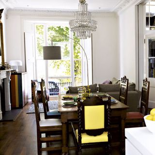 dinning room with dinning table and white walls