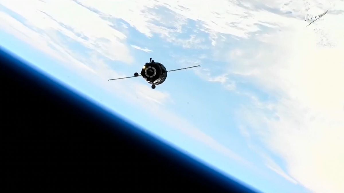 The robotic Russian freighter Progress 89 docks at the ISS with tons of fresh supplies (video)