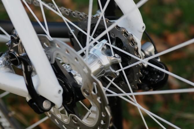 The Aeolus 3 disc wheelset has polished, unbranded hubs, presumably by DT Swiss, using white straight pull spokes