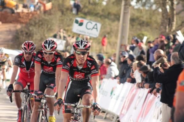 Luis Leon Sanchez (Caisse d'Epargne) is lead home by a teammate