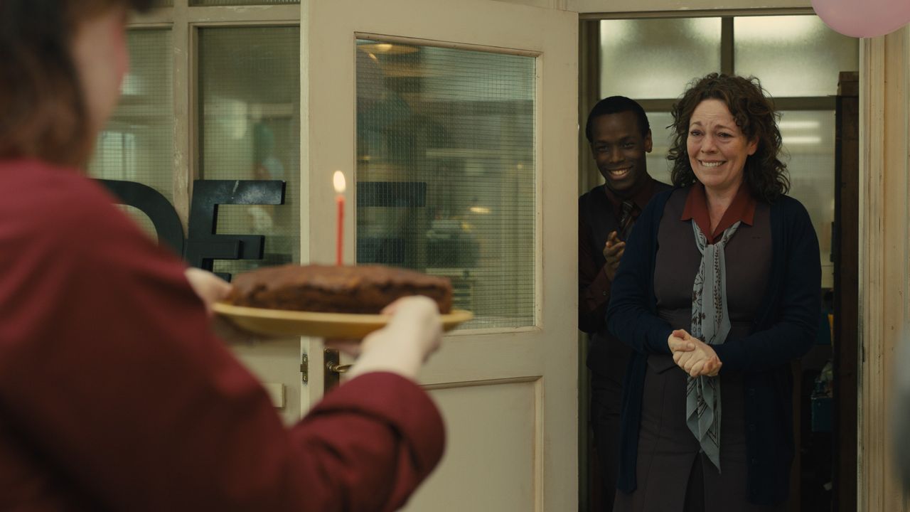 Michael Ward and Olivia Colman in Empire of Light