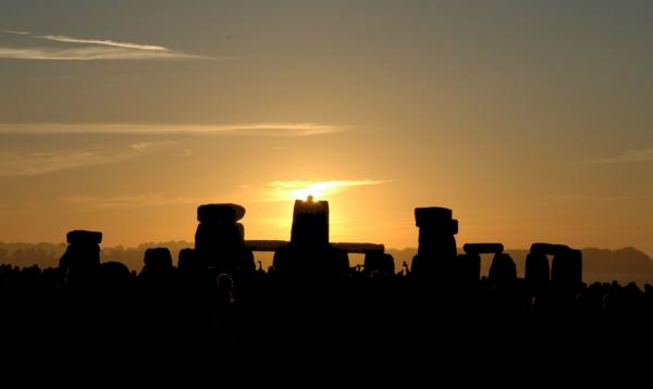 solstice-stonehenge-110619-02