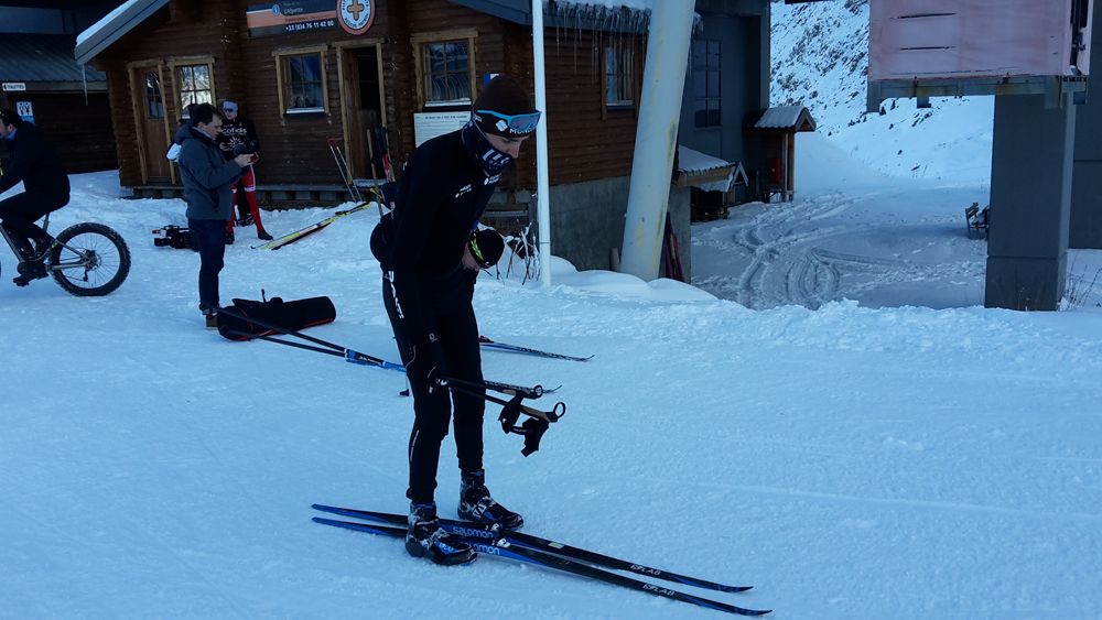 Romain Bardet gets ready to go