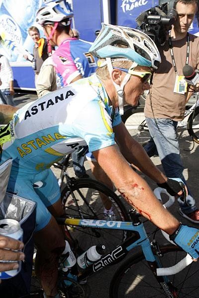 Vinokourov came in a minute later as the peloton, which couldn't wait for the crashed Kazakh.