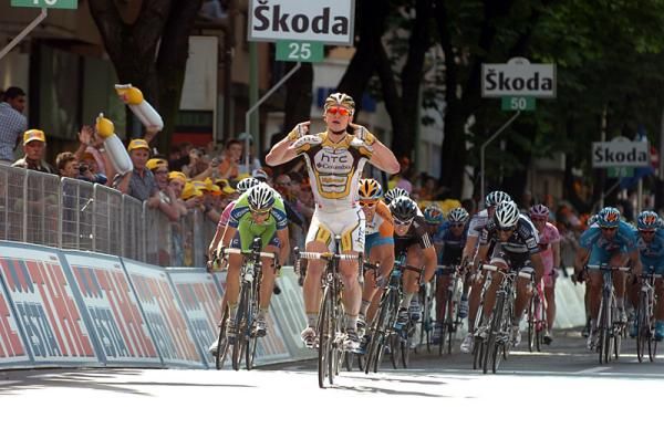 Andre Greipel (HTC - Columbia) outsprints Julian Dean (Garmin - Transitions) and Tiziano dall'Antonia (Liquigas - Doimo) for the stage win.