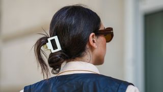 woman wearing a claw clip