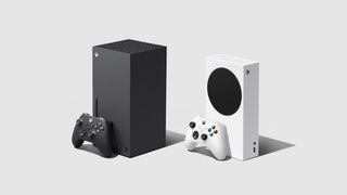 Xbox Series X und Xbox Series S nebeneinander mit schwarzem und weißem Controller