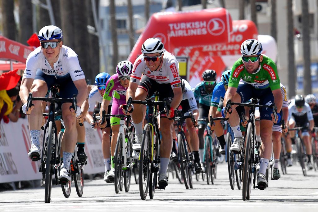 Mark Cavendish had to go wide to avoid Polish national champion Stanisław Aniołkowski