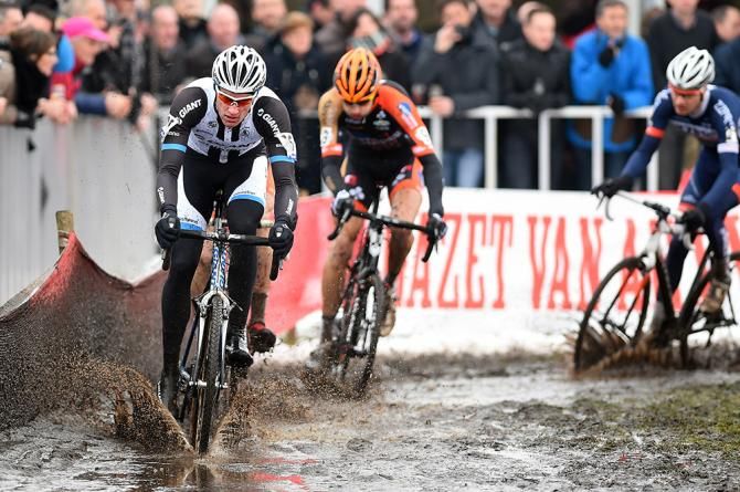 Ramon Sinkeldam leads through the mud at Bpost Bank Trofee Azencross.