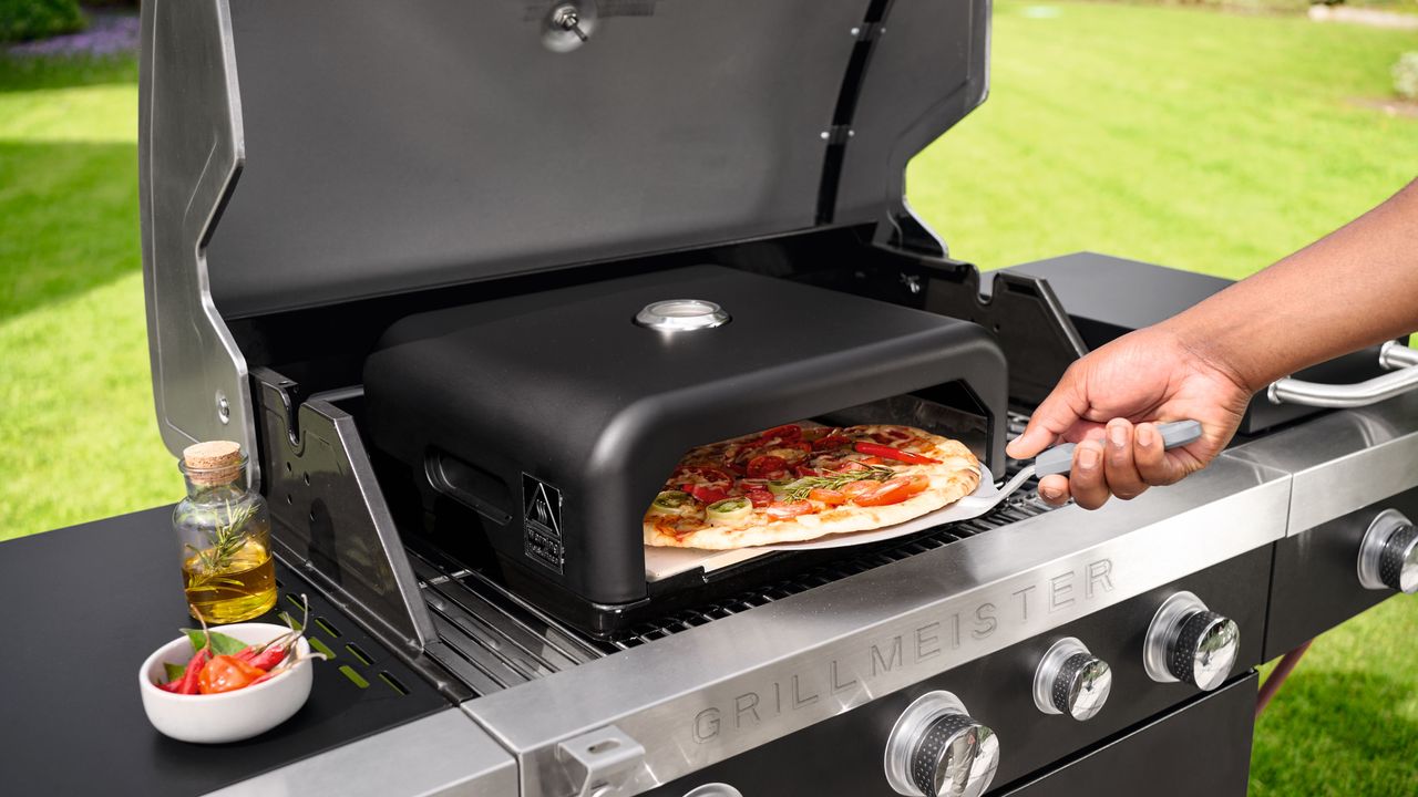 Lidl BBQ pizza oven cooking pizza