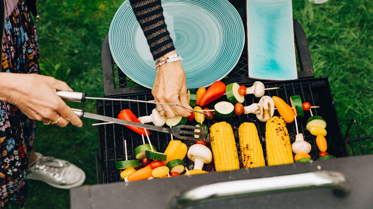 how to remove rust from grills and barbecues: aerial shot of food on barbecue