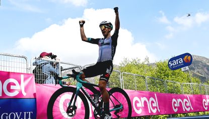 Simon Yates wins stage 19 of the Giro d'Italia 2021