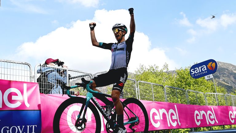 Simon Yates Believed Egan Bernal Would Let Him Go At Giro D Italia After Reading Rival S Comments In Media Cycling Weekly