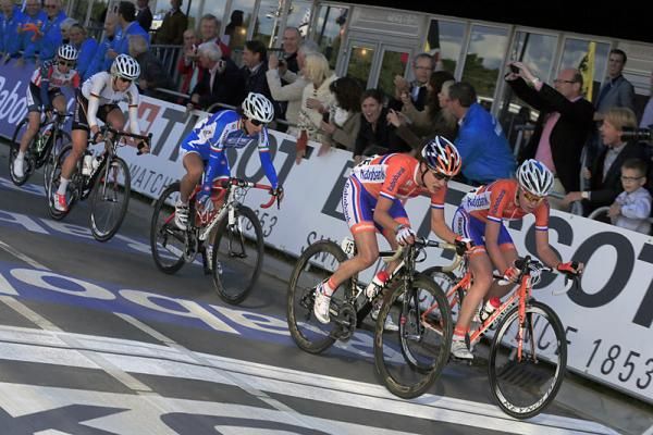 Dutch teammates Marianne Vos and Anna Van Der Breggen drive the race-winning breakaway with two laps remaining.