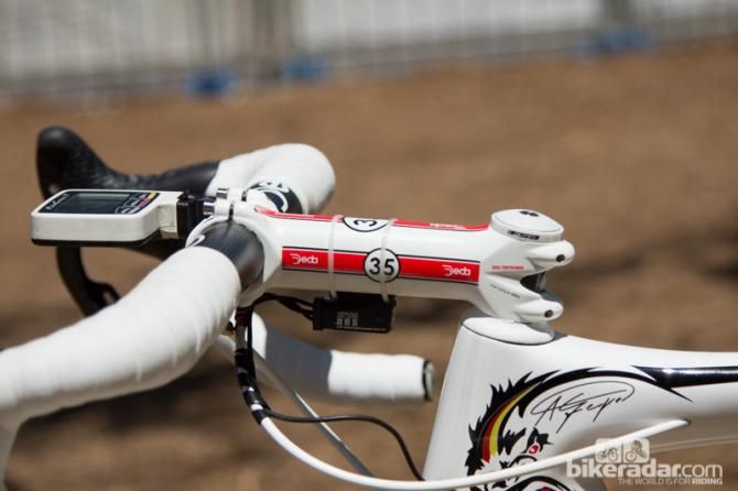 No headset spacers under this 140mm stem, Greipel's position is extremely aggressive