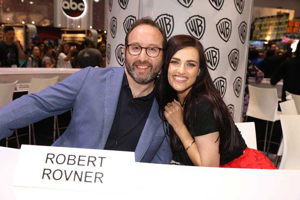 Schmooze-D-WarnerBros-ComicCon-booth-Supergirl